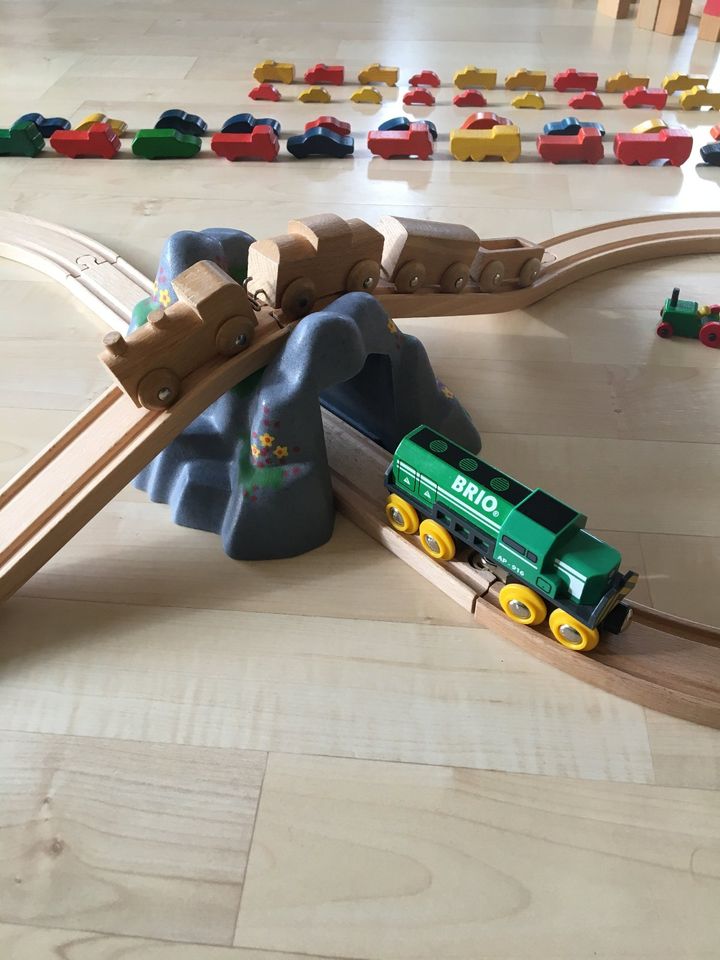 Holzeisenbahn mit Zubehör von Brio, Eichhorn, Ikea in Scheidegg