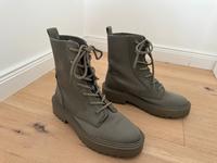 Zara Boots Schuhe Salbei Grün Gr. 38 KAUM GETRAGEN Nordrhein-Westfalen - Oerlinghausen Vorschau
