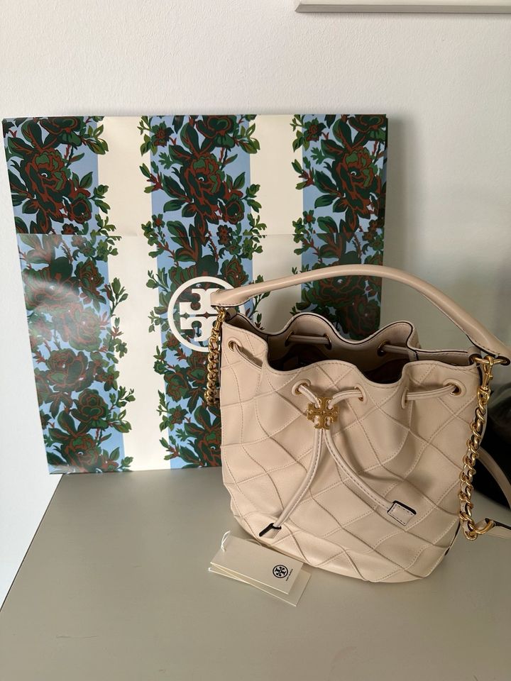 Tory Burch Large Fleming Soft Bucket Bag in Karlsruhe