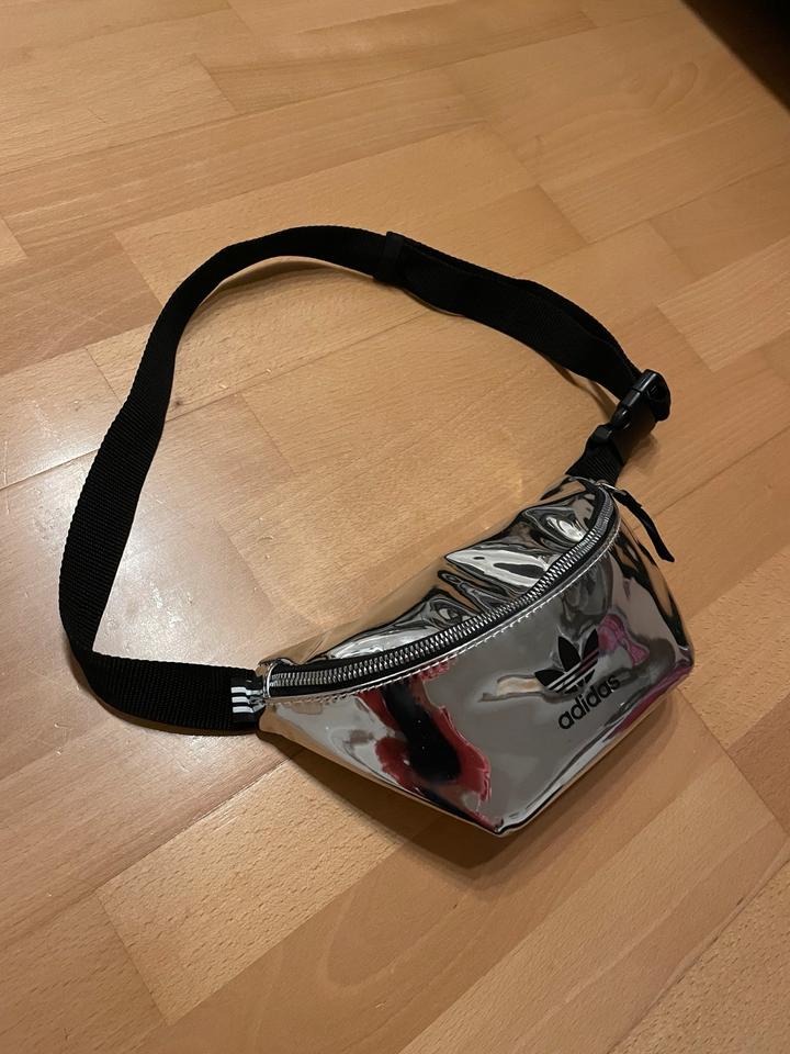 Adidas Bauchtasche Gurteltasche Tasche silber metallic chrom in Munchen Hadern kleinanzeigen