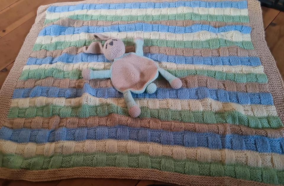 Strickdecke mit Kuscheltier gestrickt Babydecke Set neue in Rostock