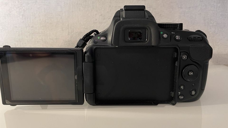 Nikon D5200 mit DX 18-55 mm VR Kit in Setzin