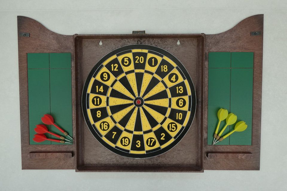 Vintage Dartscheibe mit Schrank, Dart in Edingen-Neckarhausen