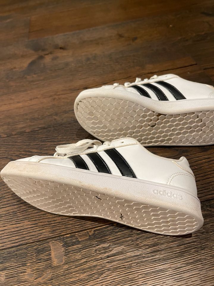 Adidas sneaker weiß Größe 33 in Meißenheim