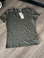 Tolles khakifarbenes T-Shirt NEU Gr.M/38 V-Ausschnitt Brandenburg - Falkensee Vorschau