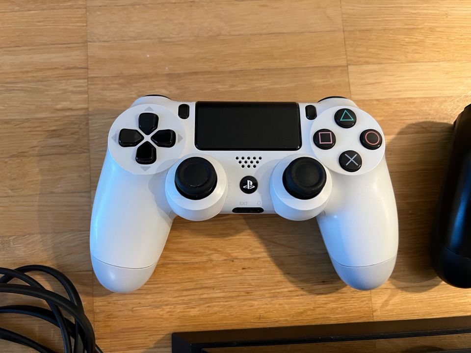 PlayStation 4 inklusive 2 Controllern (PS4) in Köln