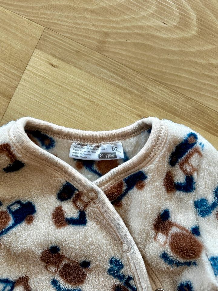 Jungen Baby Paket 62 Pulli, Strampler, Hosen, Dreiecktücher, Body in Altrip