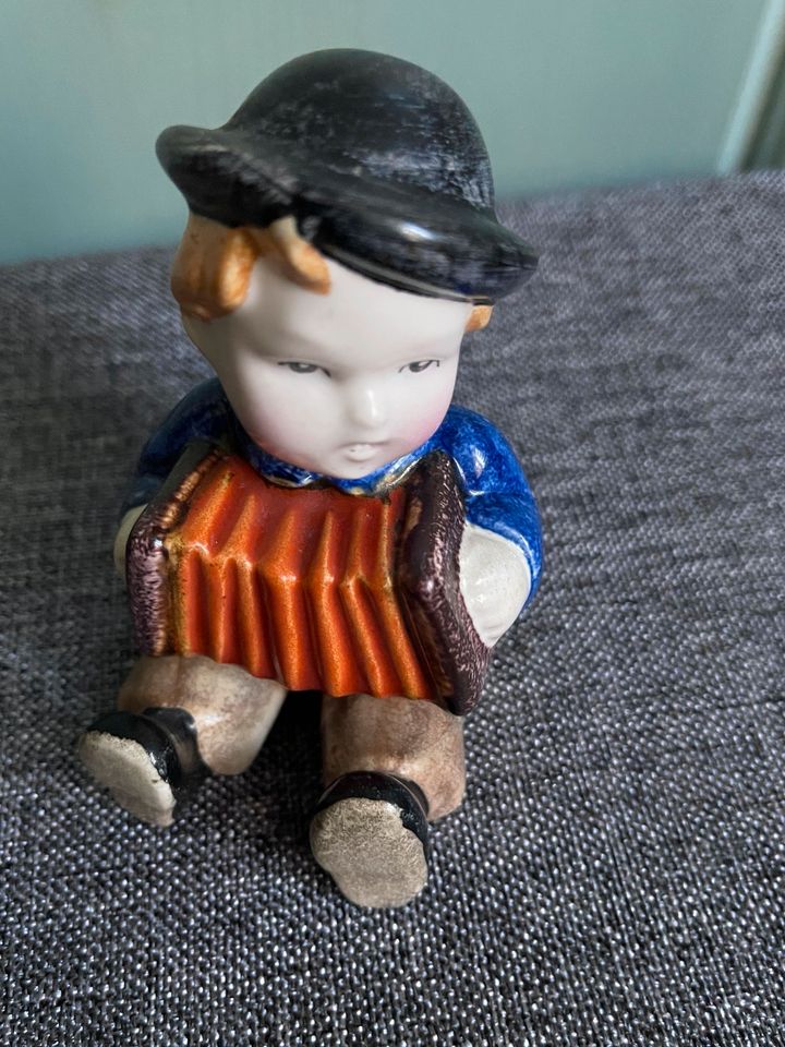 Göbel Figur Junge mit Ziehharmonika Fayence Krone in Schönfels Gem Lichtentanne