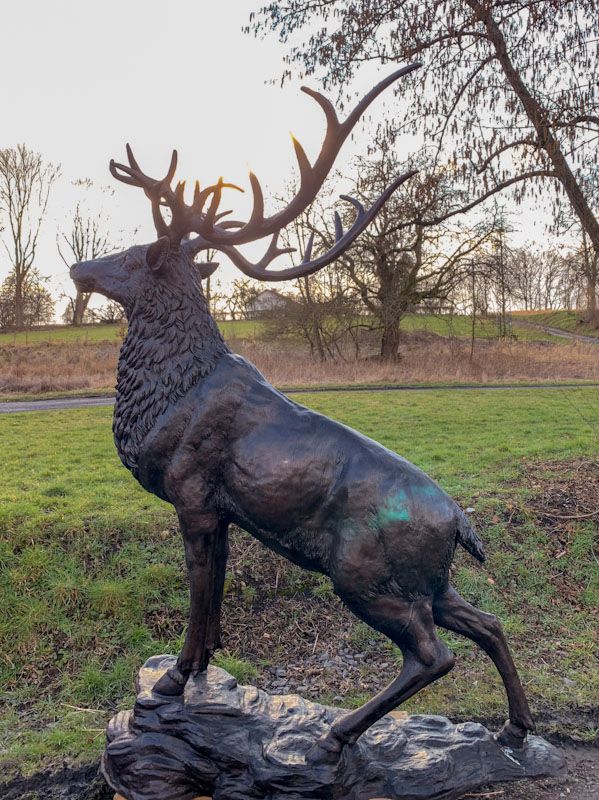 IMPOSANTE LEBENSGROSSE HIRSCHSKULPTUR FÜR IHREN GARTEN in Starnberg