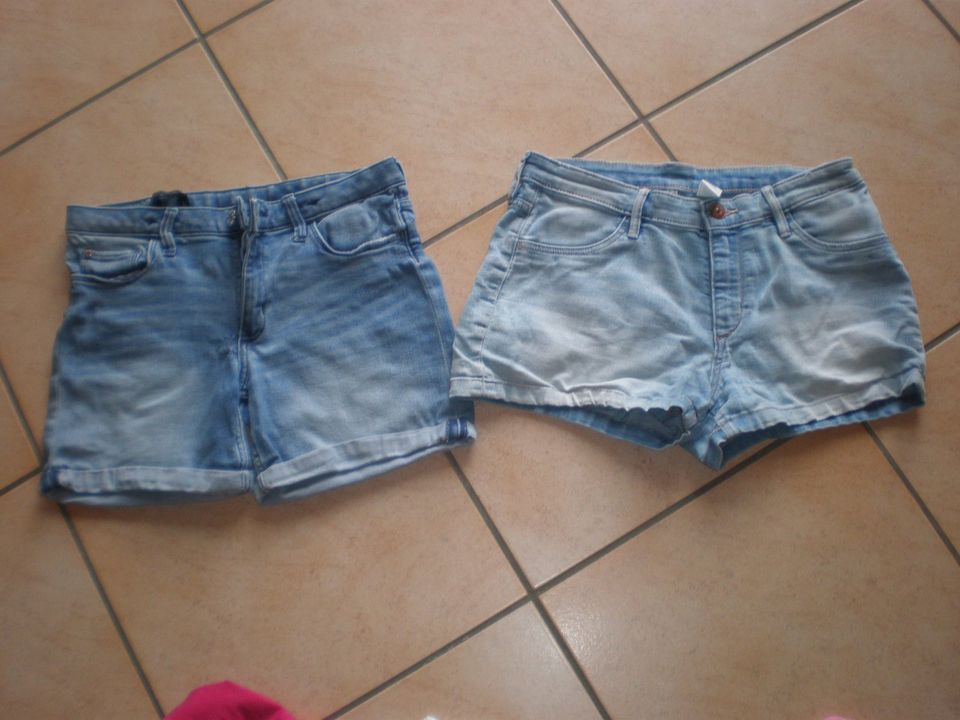 2 Stück H&M kurze Hosen Shorts Jeans Gr. 152 in Bad Sobernheim