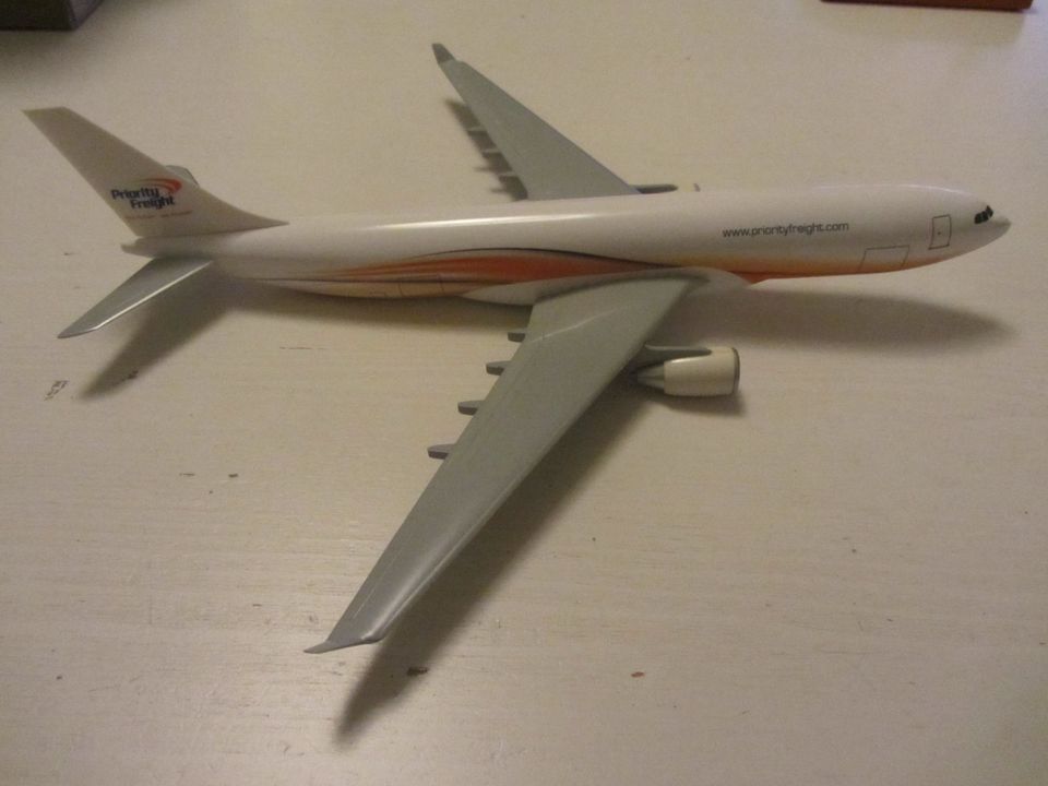 Lupa Modell Flugzeug Airbus A330 1:200 in Herne