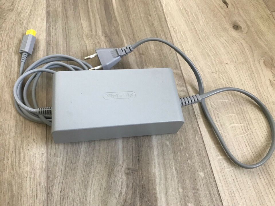 Nintendo Wii U, 5 Spiele, Zubehör, tanzen und singen »Karaoke« in Bad Krozingen