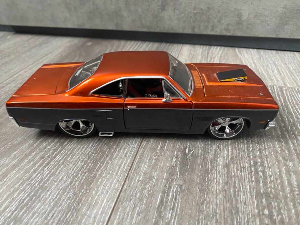 Maisto 1970 Plymouth GTX 1:24 orange grau in München