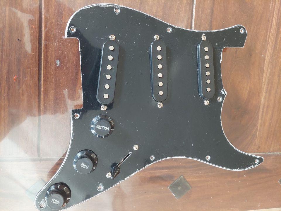 Pickguard loaded für E-Gitarre Stratocaster SSS black, in Mainleus