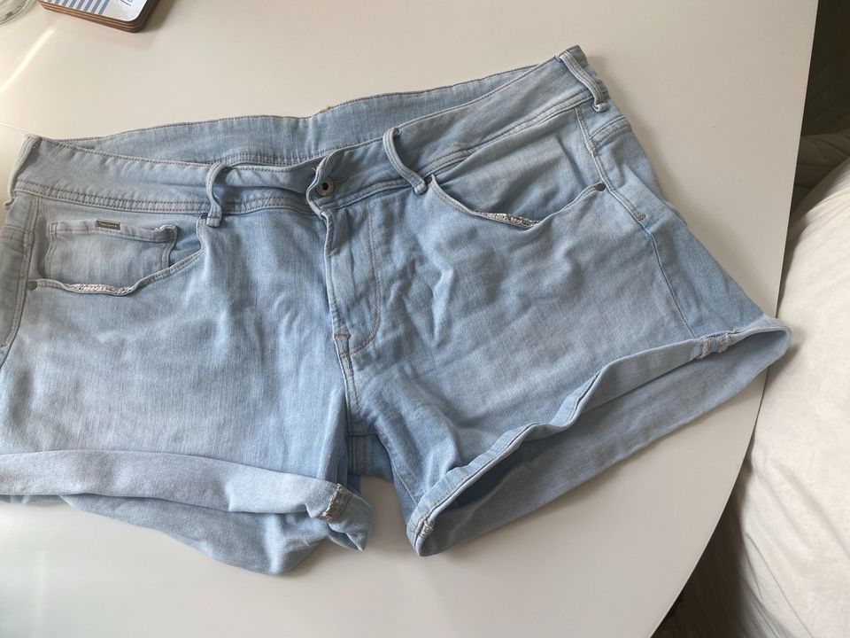 Pepe Jeans London, Jeansshorts, Gr. 34 in Halle
