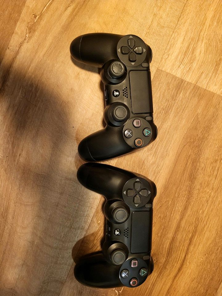 Ps4 mit 2 Controllern und Lüfter zu verkaufen in Oranienburg