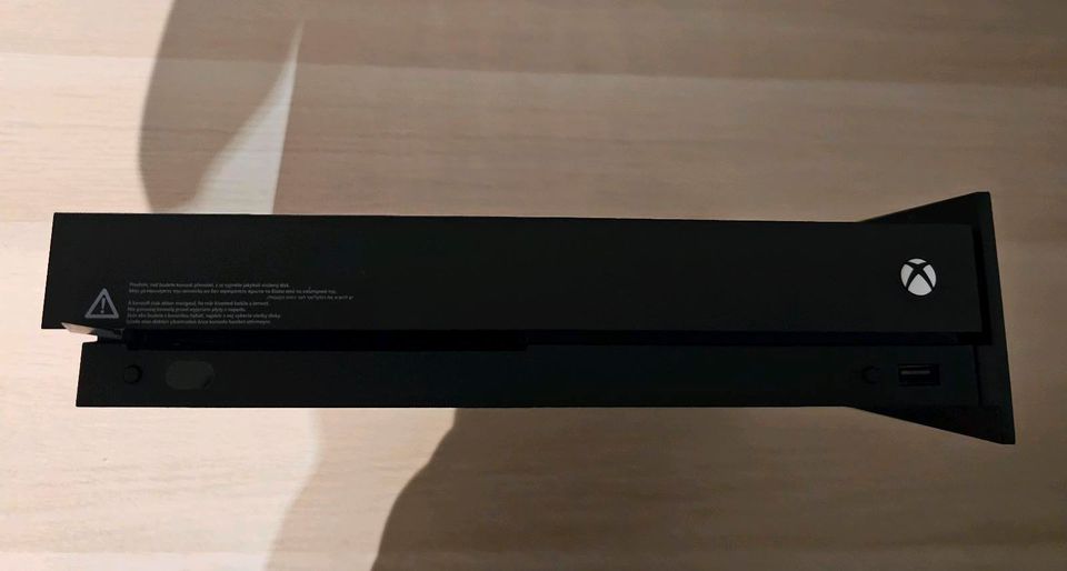 XBOX One X mit 2 TB SSD intern & Controller in Pinneberg