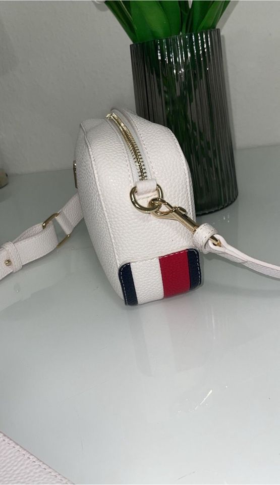 Tommy Hilfiger Umhängetasche in Mettmann