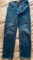 Knöchellange Jeans Zara mit Strasssteinen Gr. 34 Berlin - Treptow Vorschau