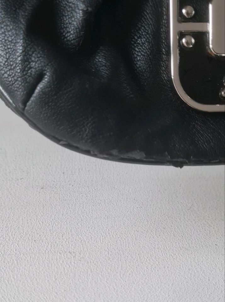 Guess tolle Mini Bag / Micro-Tasche schwarz Leder vintage in Moers