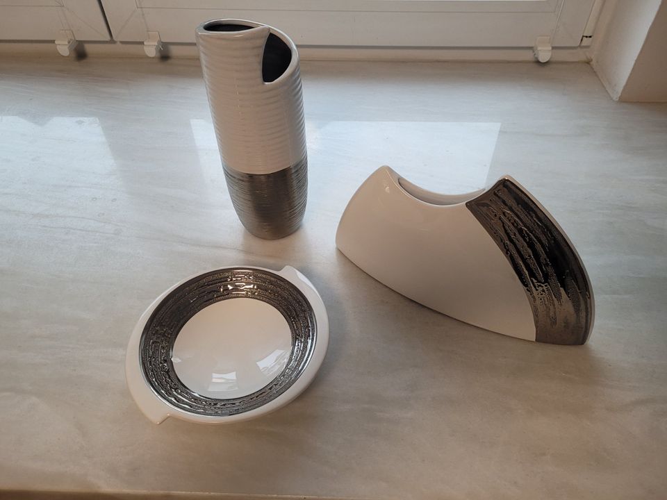 Deko-Artikel: Vasen und Teller aus Keramik in weiß/silber in Erlangen