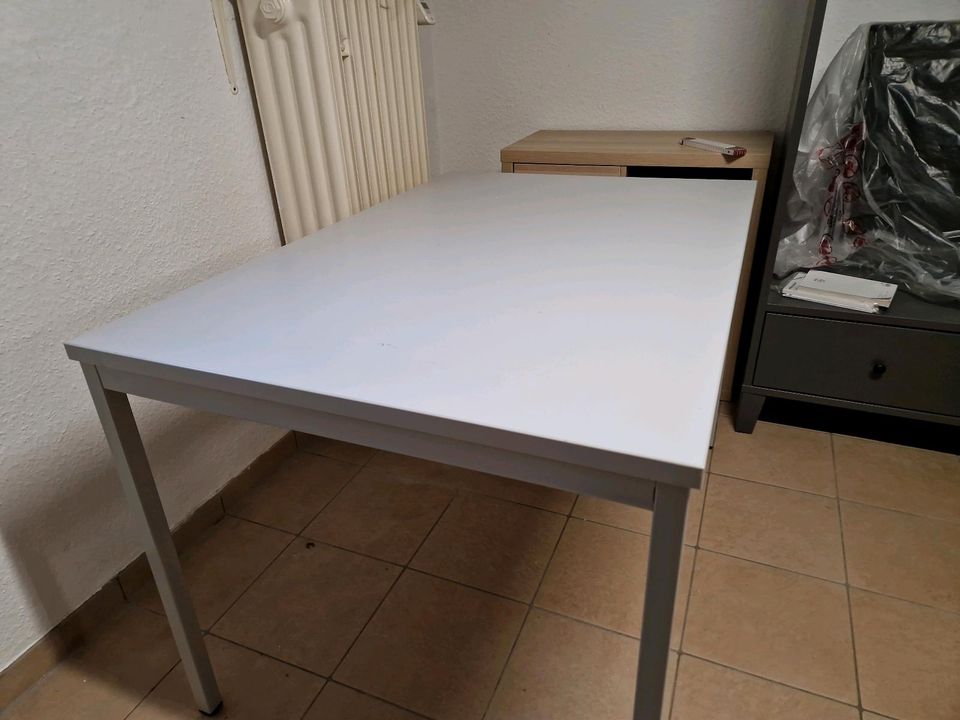 Schreibtisch gebraucht 120 cm x 80 cm in Lüneburg