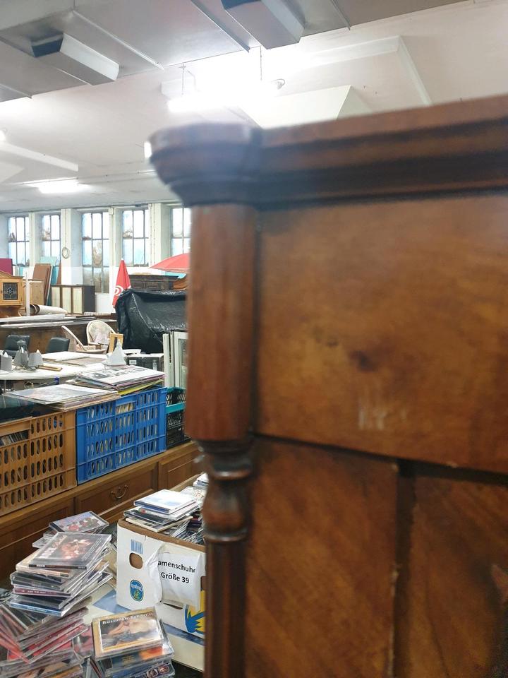 24567RH Wunderschöner antiker Schrank dunkel Dielenschrank in Augsburg