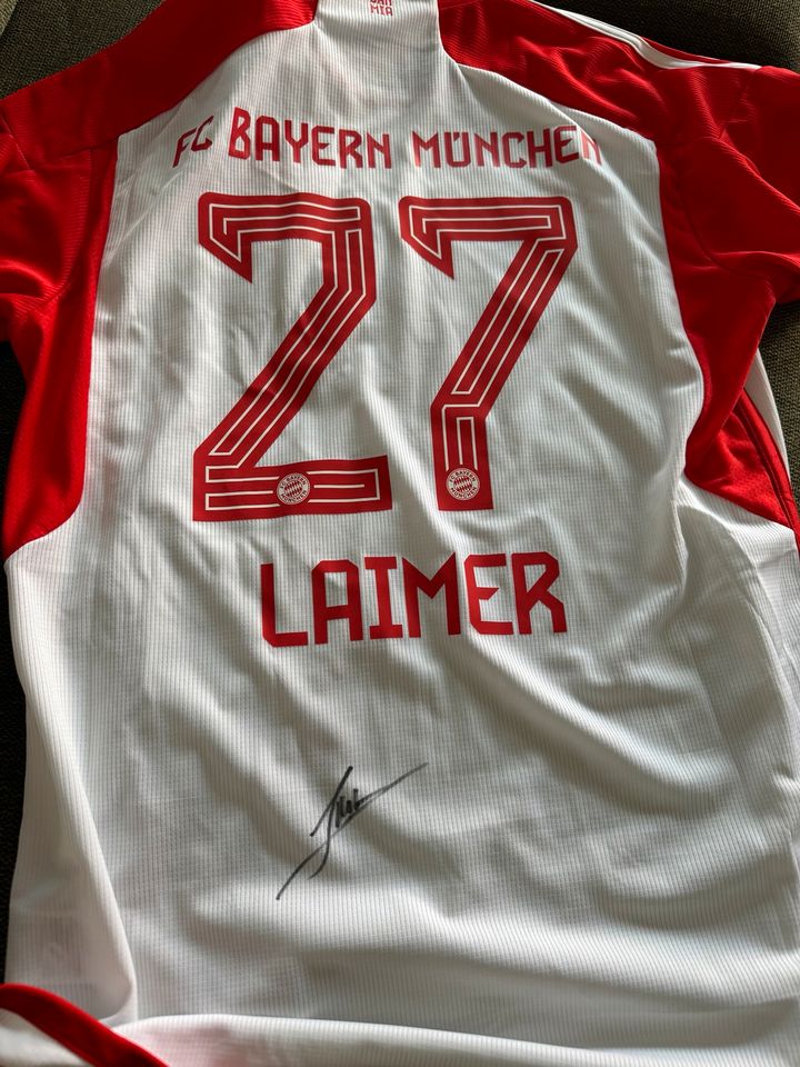 Adidas FC Bayern Trikot mit Original Unterschrift Konrad Laimer in Saarbrücken