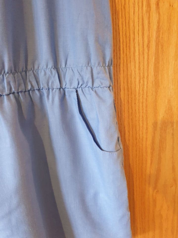 Jeansblaues leichtes Sommerkleid mit Knöpfen auf der Schulter un in Wadern