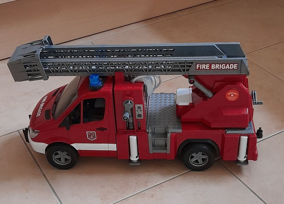 Feuerwehrauto  Mercedes von Bruder mit Licht und Sound in Giebelstadt