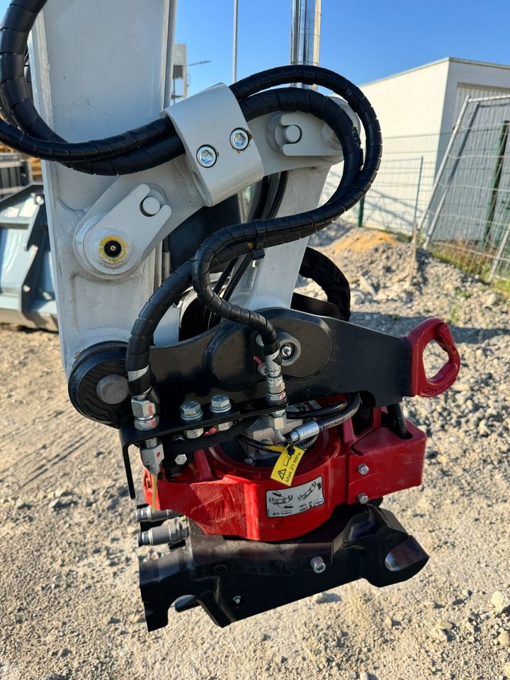 Takeuchi TB 225 V2 mit Tiltrotator und HS 03 in Möglingen 