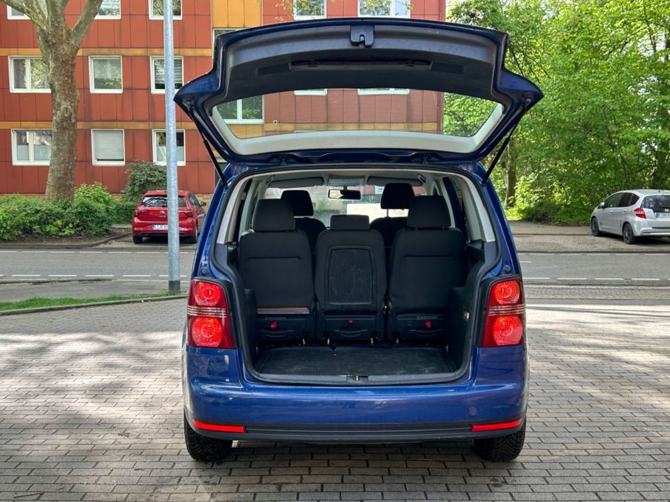 Volkswagen Touran 2,0 TDI/KLIMAAUTO/SHZ/TEMPOMAT/TÜV/////// in Essen