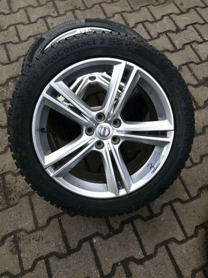 2× Volvo Alufelge Auf winterreifen marke Continental  225/45R18 in Bottrop