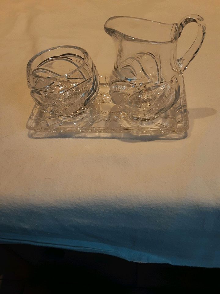 Kännchen und Schale aus Glas in Pessin