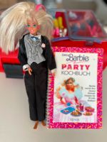 Barbie + Koffer mit Bekleidung & Schuhen + Barbie Kochbuch Mattel Schwerin - Altstadt Vorschau