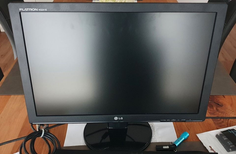 Lcd Monitor LG Flatron W2241S in Recke