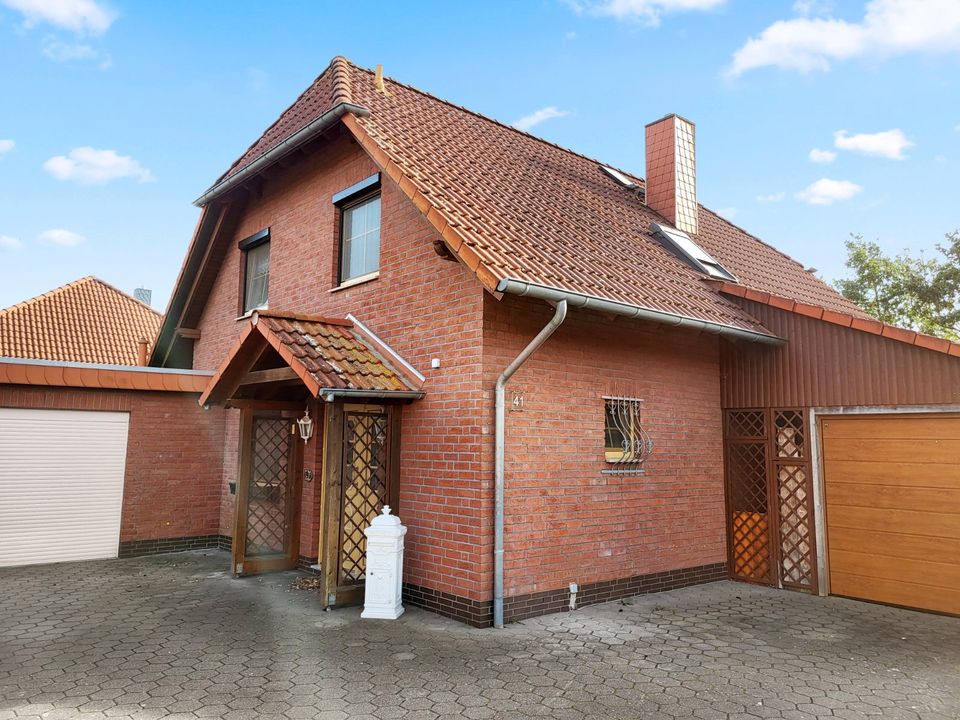 Sehr gepflegtes Wohnhaus mit Garage und Carport auf großem Grundstück in Müden