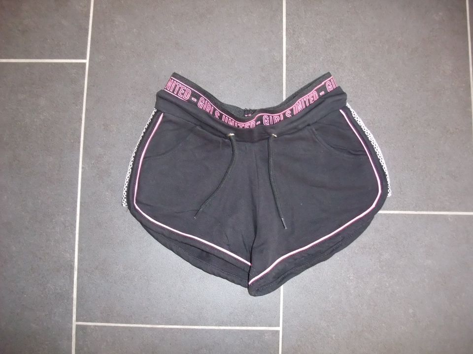 Mädchen - Shorts Gr. 134/140 schwarz mit rosa u. weiß - 5,50 € in Centrum