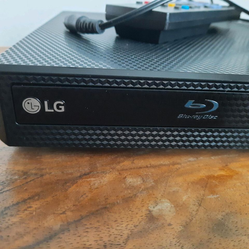 Kleiner Blue-Ray DVD Player LG BP250 in Saarbrücken