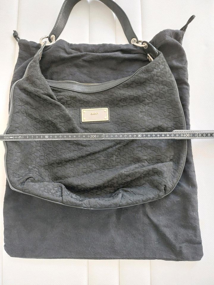 Neuwertige DKNY Tasche, Handtasche in schwarz in Süpplingen