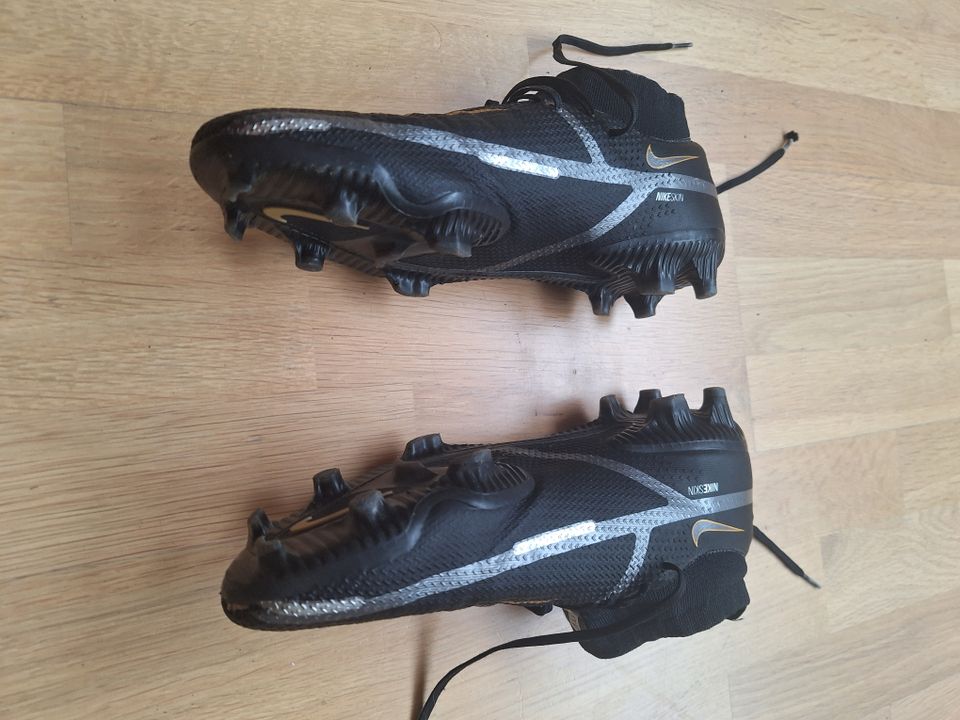 Fußballschuhe Nike Phantom mit Stollen Größe US 10,5 in Wiesbaden