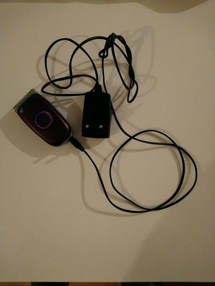 Handy Sony Ericsson z300i mit Ladekabel in Darmstadt