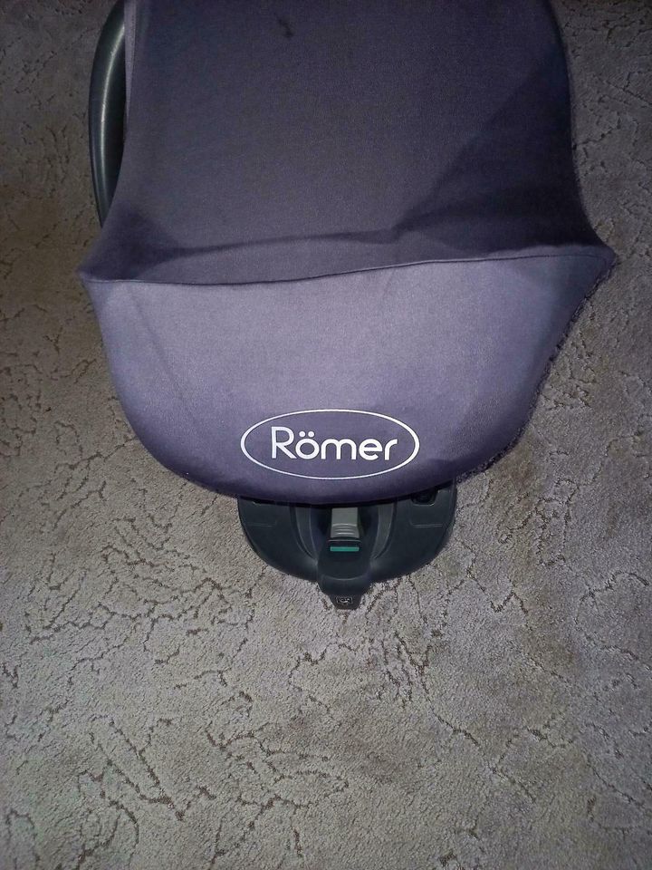 Römer Babyschale mit Baby-Safe isofix in Halle