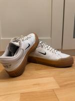 Nike Sneaker weiß mit dunkelgrünem Logo Niedersachsen - Hildesheim Vorschau