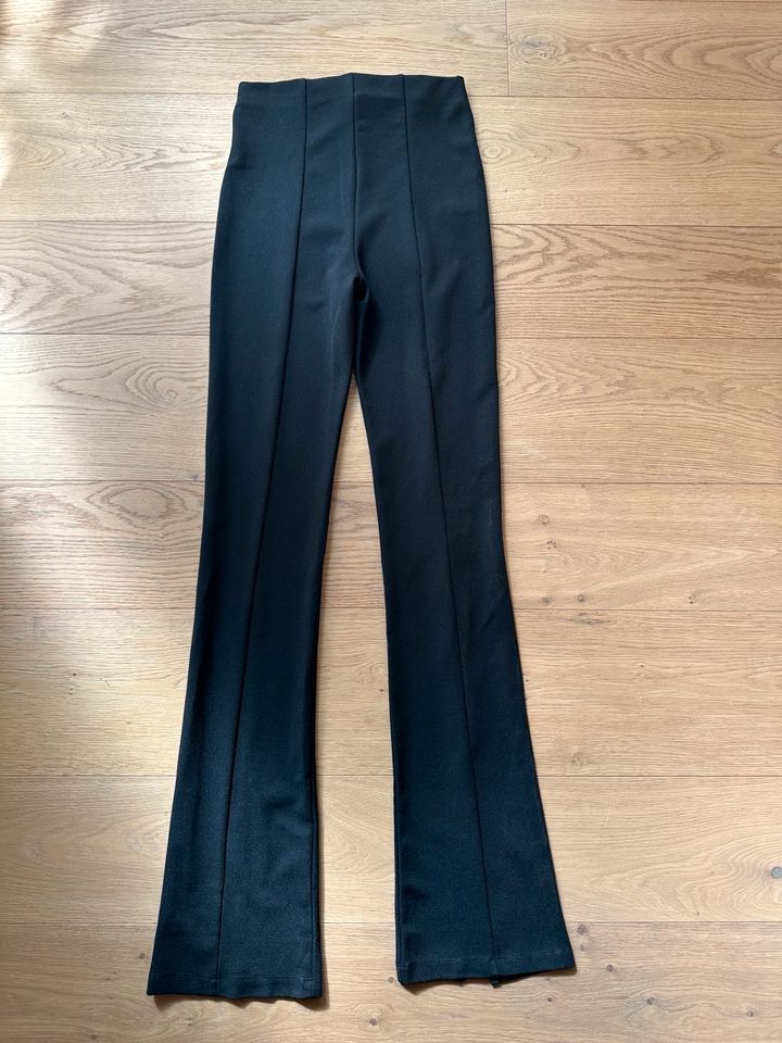 Bershka, Schlag-Hose Schlitz vorne, Damen Gr S, schwarz in Neutraubling