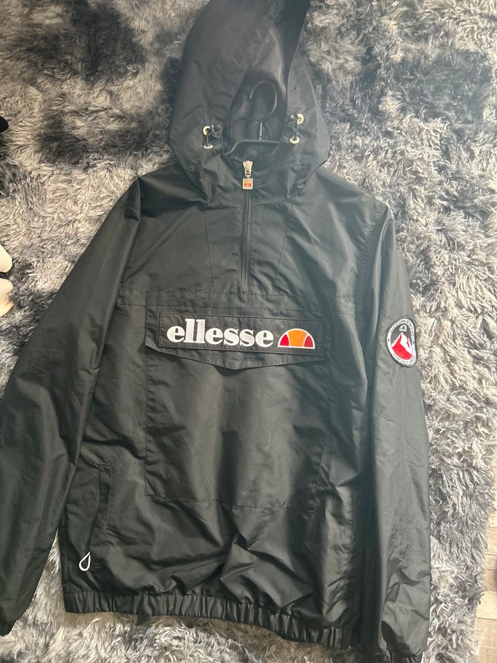 Ellesse Windbreaker M in Saarbrücken