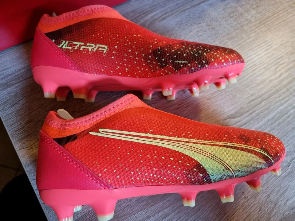 Fußballschuhe 38,5 NEU in Bergheim