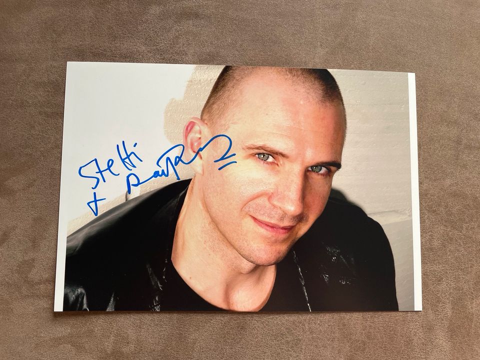 Autogramm Ralph Fiennes in Person Foto A4 HARRY POTTER SCHINDLERS in Berlin