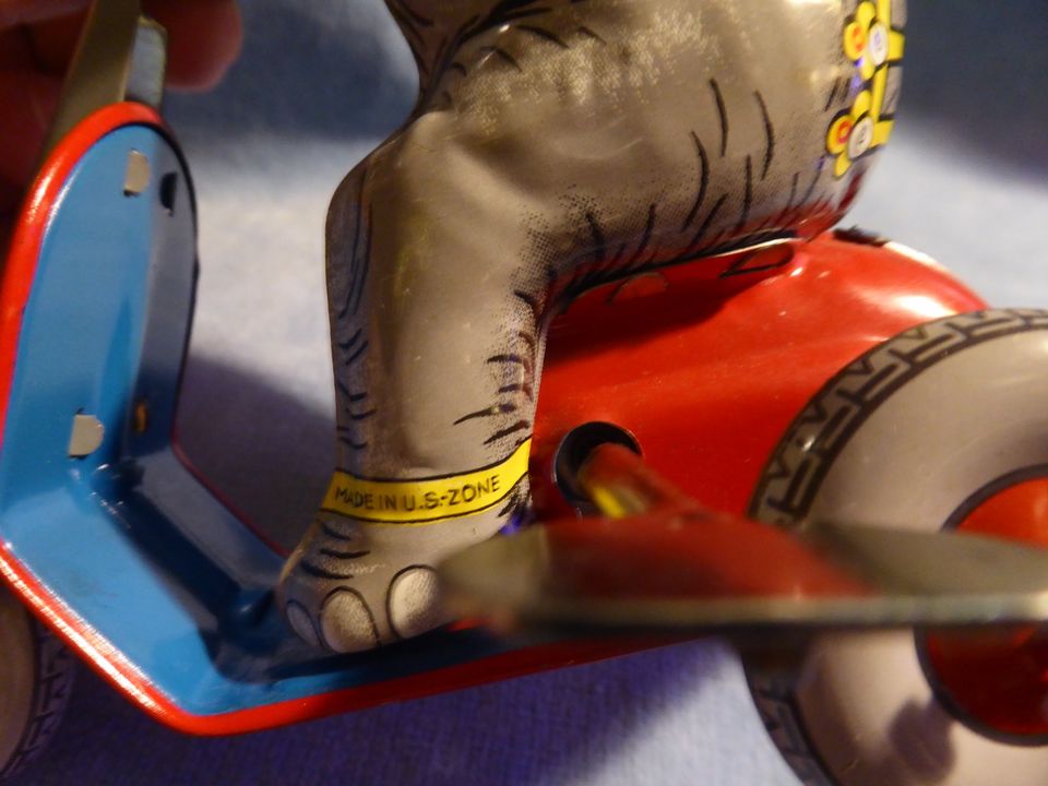 Blechspielzeug fahrender Zirkuselefant mit Schlüssel Karussell in Elmshorn