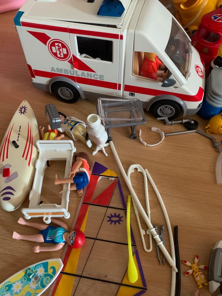 Playmobil 7kg Figuren Tiere Krankenwagen Haus Stall etc. in Bruckmühl